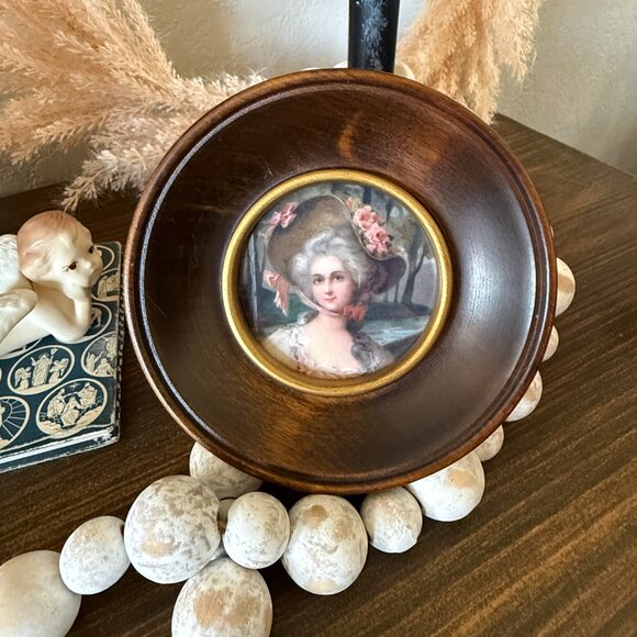 Vintage Round Wood Small Picture of Victorian Lady - Picture 13 of 13